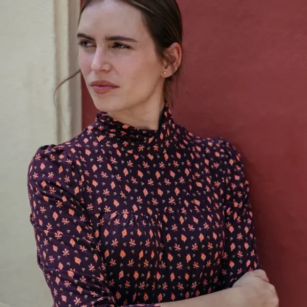 Camiseta de manga larga con cuello redondo y silueta de corte regular. Estampado integral con motivos figurativos pequeños y repetitivos. Mangas rectas con puños sin cierre. Bajo recto.