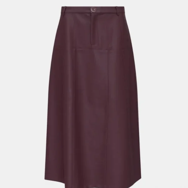 Falda de eco-piel en color burdeos, talle alto, cierra con boton y cremallera en la parte delantera. Largo midi.