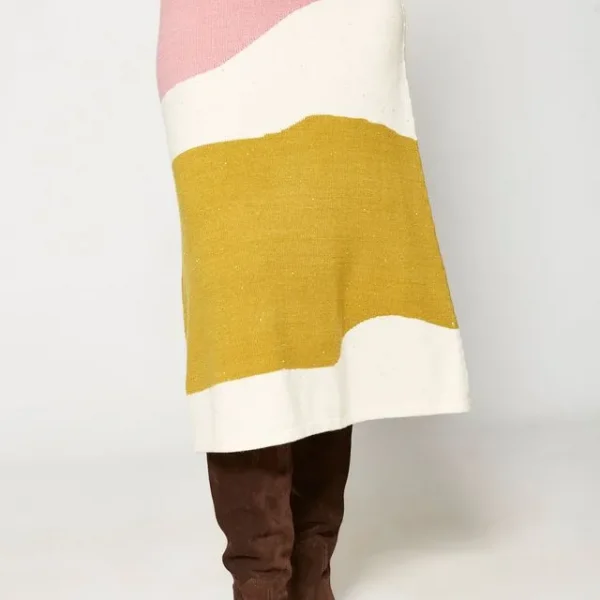 Falda de punto de longitud midi con cintura acanalada. Diseño en bloques horizontales con detalles brillantes gracias a lentejuelas dispersas en el tejido. Silueta ligeramente acampanada con bajo recto. 