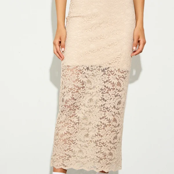 Falda midi, con encaje, con cintura elástica, con forro interior, ajuste regular, con bordados.