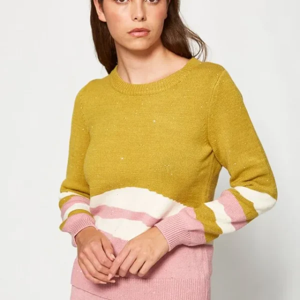 Jersey de punto de manga larga con cuello redondo. Diseño de bloques de color horizontales y ondulados en la parte inferior del cuerpo y las mangas. Lentejuelas pequeñas dispersas sobre toda la superficie. Puños y bajo acanalados.