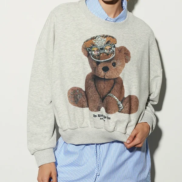 Sudadera, con mangas largas, con cuello redondo, con estampado de oso de peluche, con strass, ajuste regular.