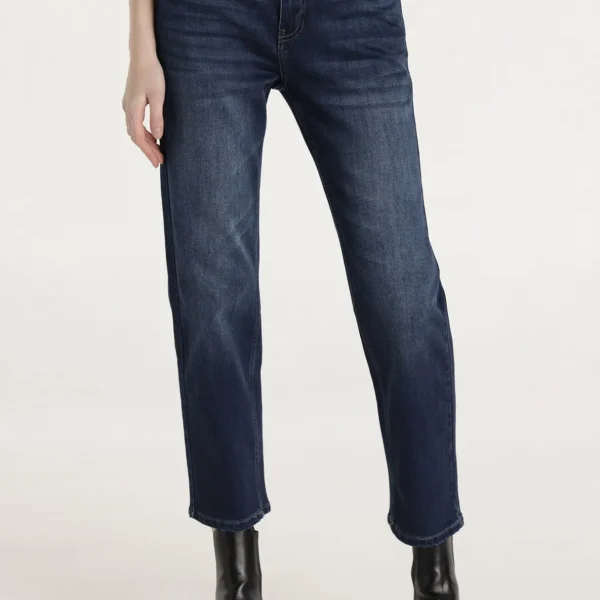 LOIS JEANS-SARAH-CAMBELL es un modelo de jeans para mujer que presenta un diseño recto y cortado a la altura del tobillo, conocido como crop, con un tiro medio que proporciona comodidad y estilo. Están confeccionados en un color azul oscuro, denominado Dark Blue, y están fabricados con un tejido que combina 98% algodón y 2% elastano, lo que les confiere una ligera elasticidad para un ajuste más cómodo. Además, estos jeans incorporan la tecnología Repreve, que utiliza materiales reciclados en su producción, contribuyendo a la sostenibilidad ambiental.