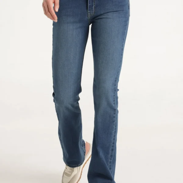 Es un modelo de jeans para mujer de corte boot cut, diseñado con un tiro medio que ofrece comodidad y estilo. Este pantalón está confeccionado en un color azul real, utilizando 100% Tencel, un material conocido por su suavidad y sostenibilidad. Ideal para quienes buscan una prenda versátil y moderna, estos jeans combinan perfectamente con diversas opciones de vestuario, proporcionando un ajuste favorecedor y un look contemporáneo.