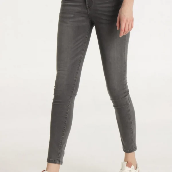 Es un modelo de jeans para mujer diseñado para ofrecer un efecto push up, con un corte skinny y tiro corto, confeccionado en un color gris ceniza. Estos jeans están elaborados con una mezcla de materiales que incluye 71% algodón, 18% poliéster, 9% rayón y 2% elastano, lo que proporciona una combinación de comodidad, elasticidad y ajuste perfecto al cuerpo.