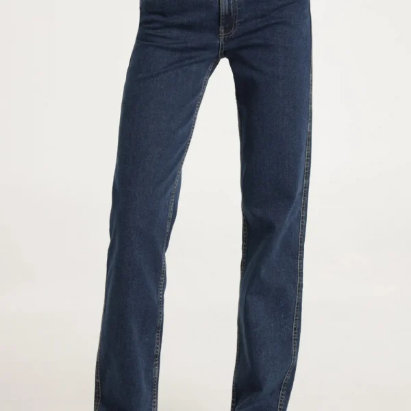 Es un modelo de jeans para mujer de estilo Mom, caracterizado por su tiro medio y su diseño vintage en color azul. Están confeccionados principalmente de algodón (99%) con un pequeño porcentaje de elastano (1%), lo que proporciona comodidad y un ajuste flexible. Estos jeans combinan un look retro con la funcionalidad moderna, ideales para quienes buscan una prenda versátil y atemporal en su guardarropa.