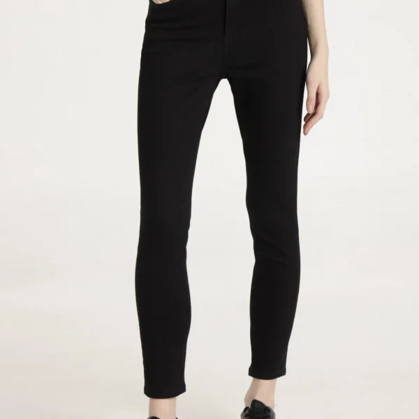 Es un pantalón vaquero diseñado para mujeres, caracterizado por su corte ajustado que se estrecha desde la cadera hasta el tobillo, ofreciendo un estilo moderno y favorecedor. Este modelo presenta un tiro medio que proporciona comodidad y soporte, mientras que su color negro intenso añade un toque de sofisticación y versatilidad, ideal para diversas ocasiones. Fabricado con una mezcla de materiales que incluye 71% algodón, 18% poliéster, 9% rayón y 2% elastano, este jean garantiza una combinación óptima de suavidad, durabilidad y elasticidad, permitiendo libertad de movimiento y un ajuste perfecto al cuerpo.