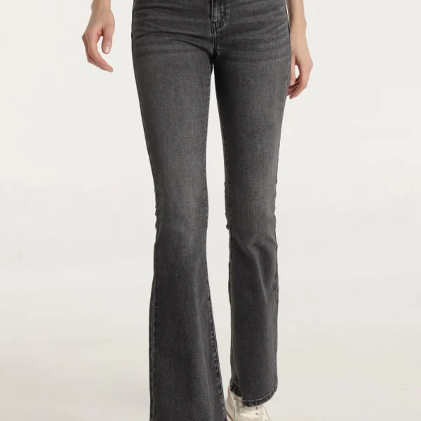Jeans de diseño push up con corte flare. Presentan un tiro corto, su color gris los hace versatiles y faciles de combinar. Estan compuestos de 78% algodón, 21% poliester y 1% elastano, lo que les proporciona comodidad, estabilidad y durabilidad.