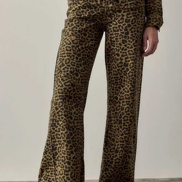 Pantalones de punto acampanados, con correa ajustable en la cintura, corte regular.