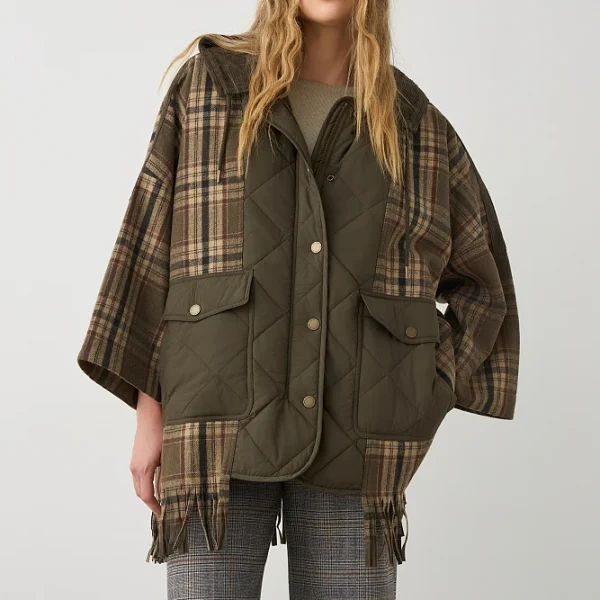 Capa a cuadros, con capucha, cierre de botones, con bolsillos, con flecos, con detalles impermeables, combinación de tejidos, corte holgado.