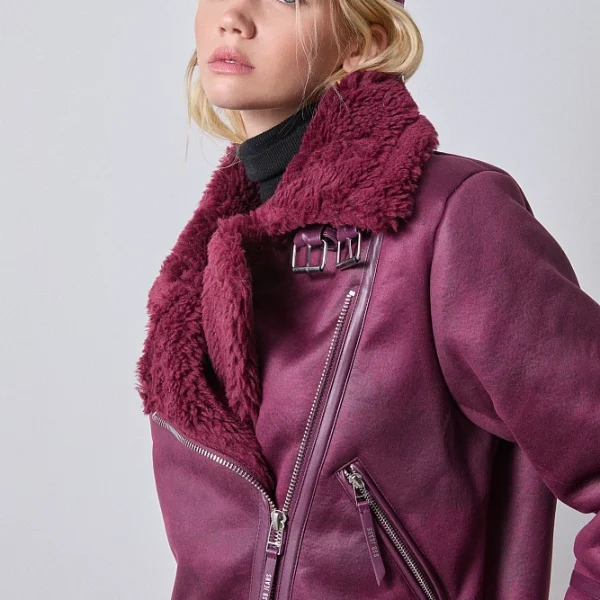 Cazadora efecto piel, con interior de pelo sintético, mangas largas, cuello y cierre con correa, cremallera, bolsillos, diseño recto 