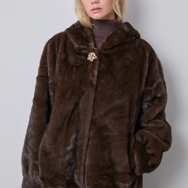 Cazadora de fecto pelo, mangas largas, capucha, botones joya, bolsillos, diseño recto, suave al tacto