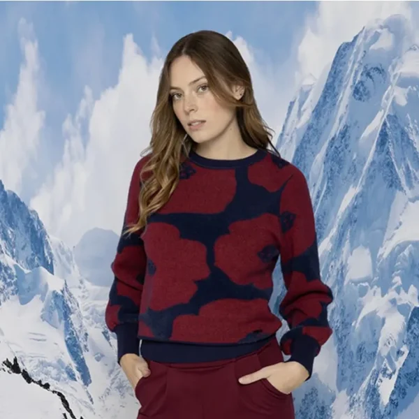 Jersey de flores granates grandes como protagonistas. Un diseño llamativo y acogedor para destacar con estilo.