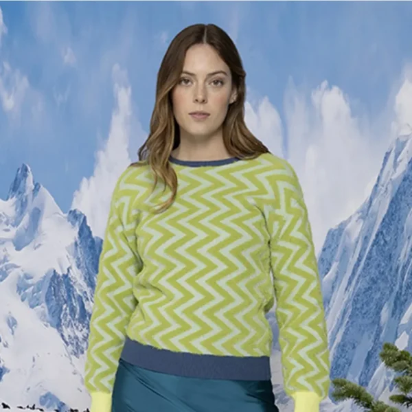 Jersey de textura pelo suave y azul claro liso, creando un efecto dinámico. Los ribs en contraste aportan personalidad: azul en cuello y bajo, y amarillo en las mangas.