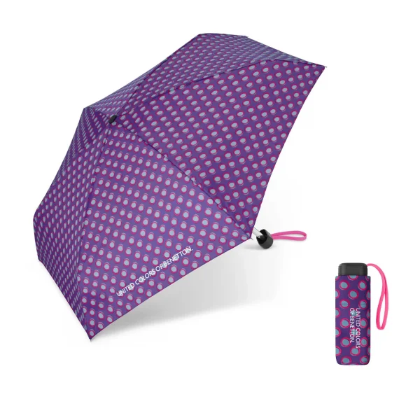 Paraguas plegable mini con apertura manual. Un paraguas ligero de alta calidad que forma parte de la nueva colección Benetton . Es un paraguas antiviento gracias a las varillas de fibra de vidrio. Tiene un tejido pongee de calidad, extra resistente al agua. Paraguas de 6 varillas de 51 cm Medidas: 17 cm de largo plegado Diámetro: 89 cm