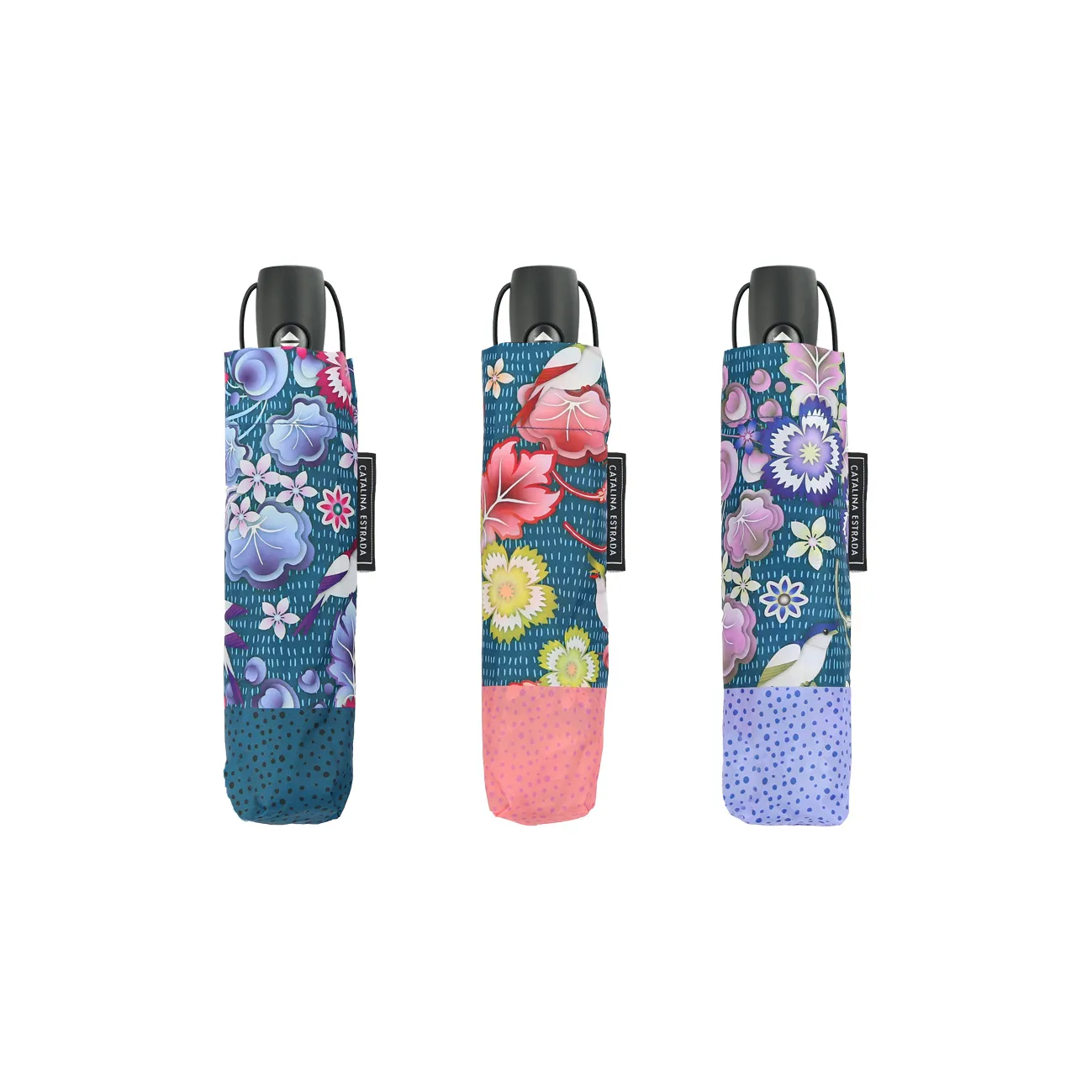 PARAGUAS MINI SOLDADINHO_48_11zon Es un paraguas plegable con una montura resistente y de calidad con un práctico sistema abre y cierra automático. Sus varillas de fibra de vidrio son resistentes a los golpes de viento. Su tejido pongee es extra resistente al agua. Paraguas de 8 varillas de 54 cm Medidas: 28 cm de largo cerrado Diámetro: 96 cm