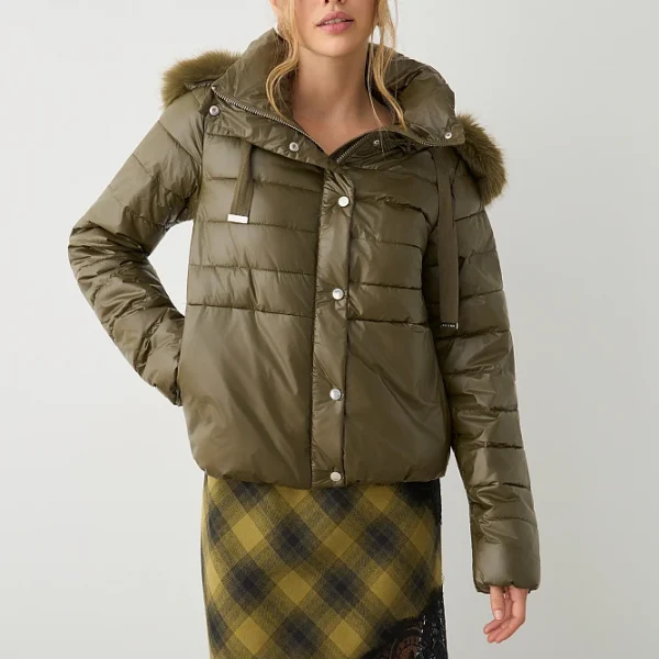 Chaqueta acolchada de longitud media, de manga larga, con capucha y piel sintética, cierre de cremallera, con bolsillos, corte regular