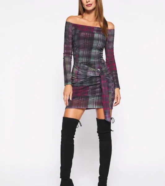 Vestido con tejido de tul velvet estampado, escote barco. Falda con fantasía drapeada y hebilla. Tiene forro interior y cremallera invisible en la espalda. Composición: 95% poliéster, 5% elastano