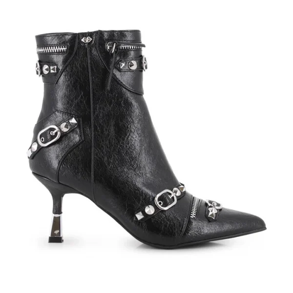 Botines negros con punta afilada y tacón fino de 5 cm. Caña de 15 cm decorada con cierres, tachuelas y hebillas metálicas para un estilo atrevido y urbano. Cierre lateral con cremallera. Un modelo con carácter, ideal para destacar en tus looks diarios.