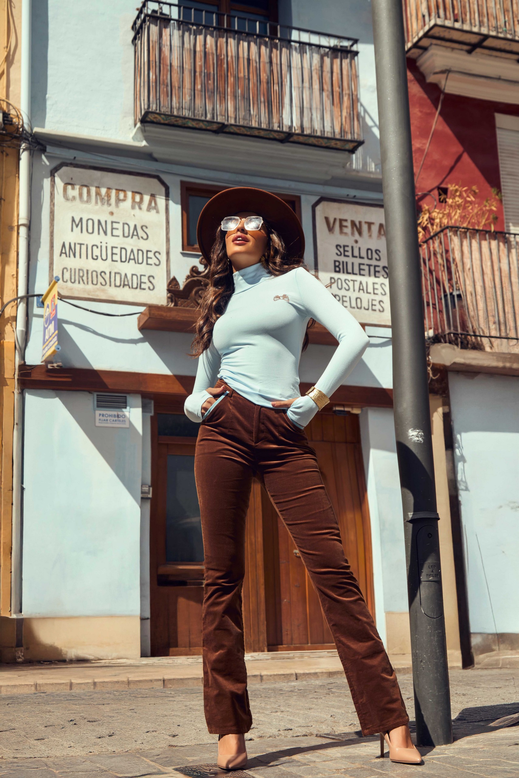 Pantalones palazzo de tiro alto. Cierre con cremallera y botón frontal.