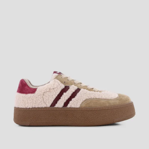 Zapatillas beige  con textura de peluche y serraje , con detalles en burdeos y marrón. Plataforma de 3,5 cm que ofrece comodidad y estilo. Forro interior en textil transpirable y plantilla en material sintético para un uso diario confortable. 