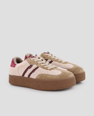 SNEAKER SIBERIA.1 Zapatillas beige con textura de peluche y serraje , con detalles en burdeos y marrón. Plataforma de 3,5 cm que ofrece comodidad y estilo. Forro interior en textil transpirable y plantilla en material sintético para un uso diario confortable.