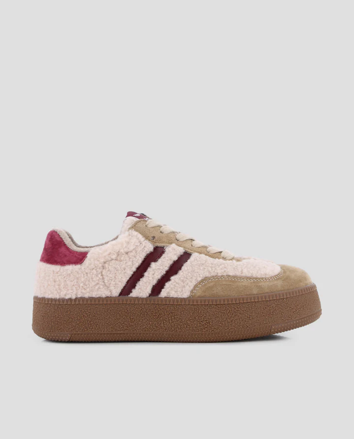 SNEAKER SIBERIA Zapatillas beige con textura de peluche y serraje , con detalles en burdeos y marrón. Plataforma de 3,5 cm que ofrece comodidad y estilo. Forro interior en textil transpirable y plantilla en material sintético para un uso diario confortable.