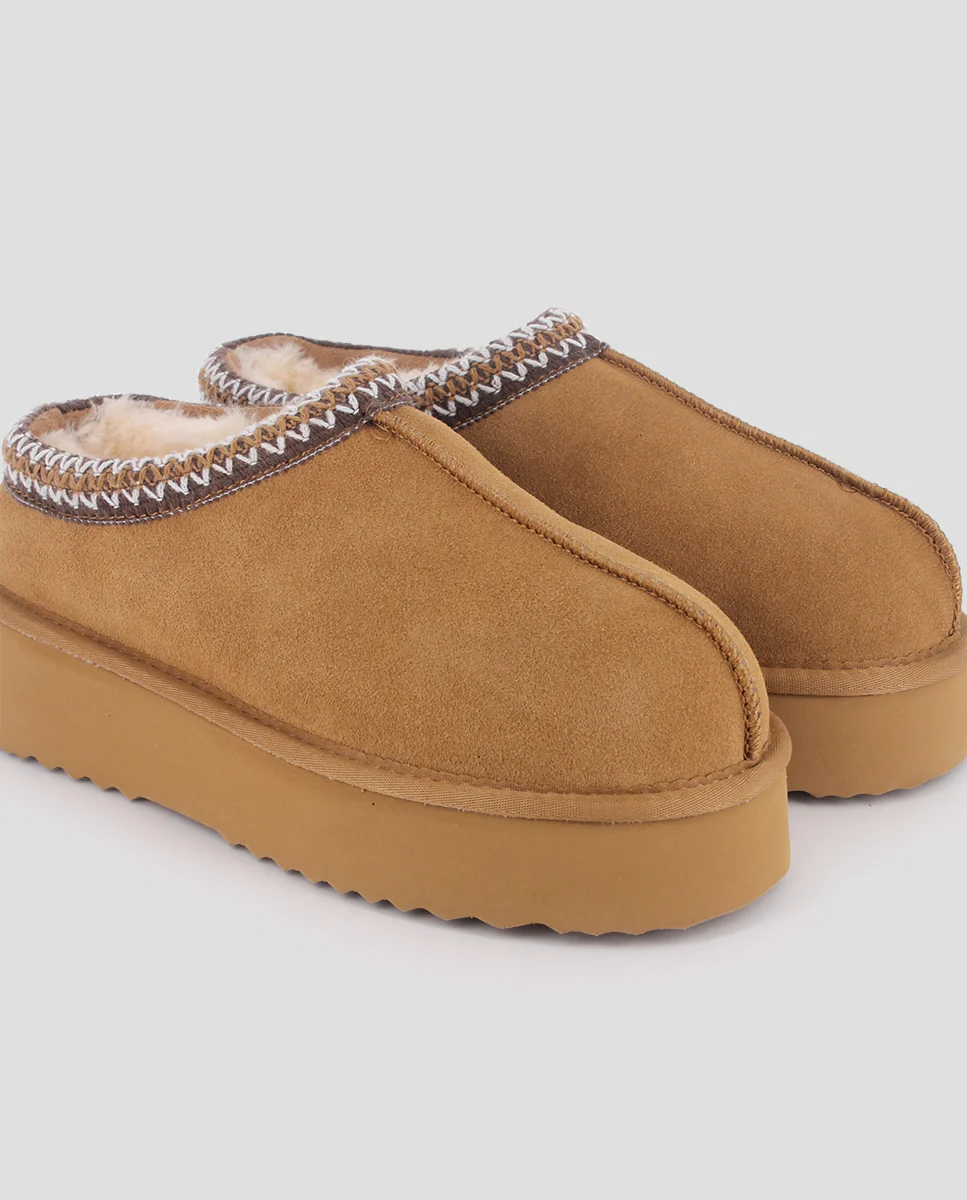 Botas nordic con un acabado acolchado y efecto metalizado. Cuenta con un tejido de alta calidad que repele el agua. Su piso rediseñado aporta mayor ligereza para una pisada de gran confort. Presenta el emblema de la marca en el talón. Su forro interior de pelo sintetico consigue darle el toque invernal definitivo. Creadas a traves de materiales veganos y el forro inteior esta diseñado con un 30% de materiales reciclados.