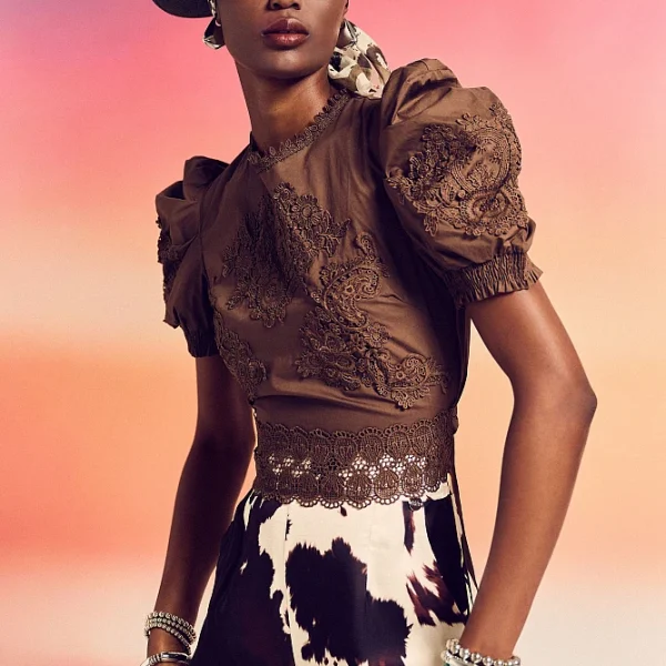 Blusa de encaje, manga corta abullonada, escote redondo, cierre de ojo con cerradura en la espalda con lazo a juego.