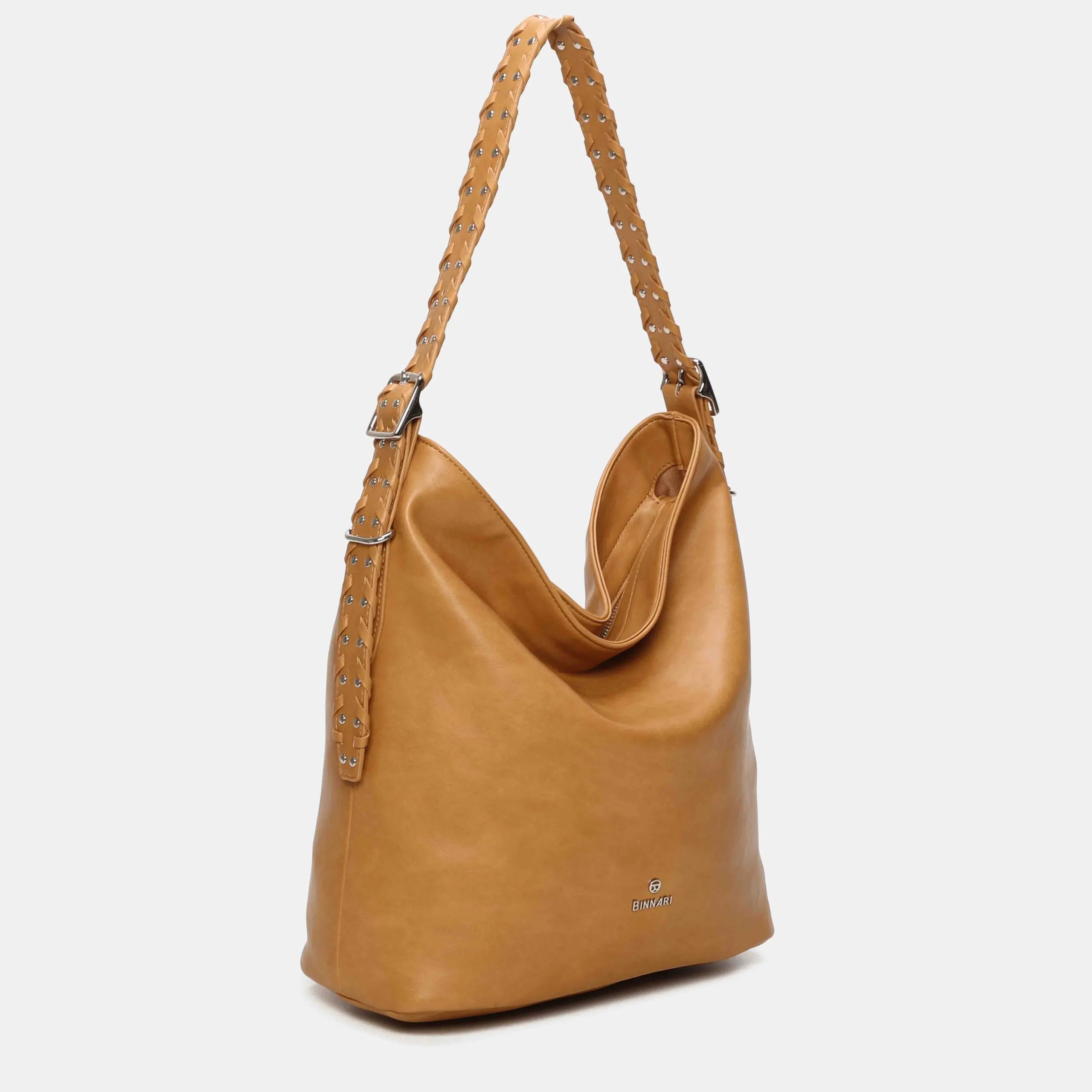 BOLSO HOMBRO ISLA Nuestro bolso de hombro Isla no podrá faltar en tu armario, ¿sabes por qué? bolso minimalista pero con un toque diferente por el asa trenzada y cómodo que podrás lucir todos las dias de verano. Lleva en la parte trasera una cremallera. Los detalles metálicos son de color nickel. Medidas: 38*33*12