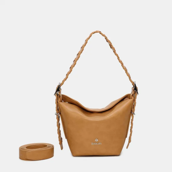 Bolso versátil y cómodo que lo podrás combinar con todos tus outfits veraniegos .Se accede a su interior por medio de una cremallera superior en la cual encontraras diferentes bolsillos en su interior, un o de ellos con cremallera. Podrás llevarlo además de hombro, como bandolera gracias al asa que lleva en su interior. Toda sus detalles matálicos son de color nickel. Medidas: 16*24*11