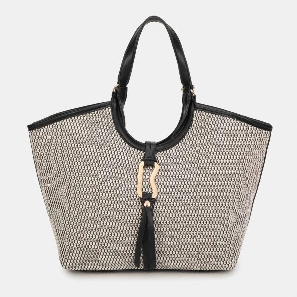 Esta versión XL del bolso  está confeccionada en rafia . Tiene dos posiciones; mano y bandolera, asa ajustable en su interior. Encontramos diferentes bolsillos, uno de ellos con cremallera. Los detalles metálicos son de color oro claro. Medidas: 29*44*13