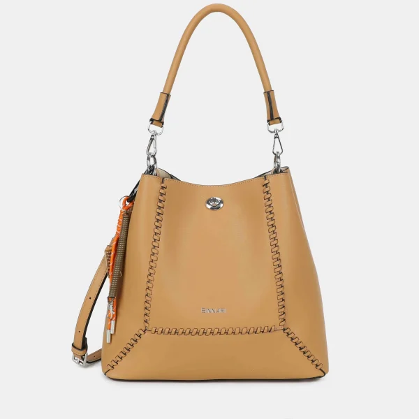 Perfecto para quienes buscan versatilidad, este modelo  incluye dos bolsos en uno: en su interior lleva un neceser con asa ajustable que puede utilizarse como bandolera independiente. El diseño exterior luce un elegante detalle trenzado que enmarca toda la pieza y un colgante decorativo que aporta personalidad. Con asa al hombro y correa adicional, es un bolso práctico, estiloso y súper funcional para el día a día. Medidas: 28*30*12