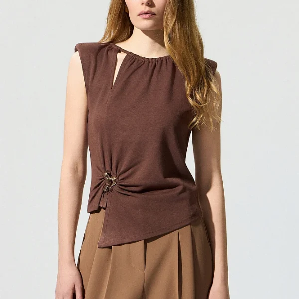 Camiseta de manga corta con hombreras, con escote redondo, asimetrica y detalle de hebilla.