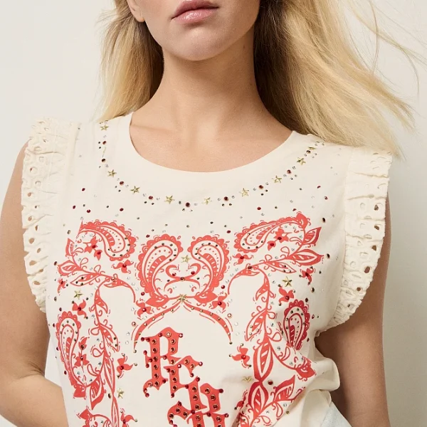 Camiseta sin mangas, con volantes en las mangas, cuello redondo, estampada y con strass.