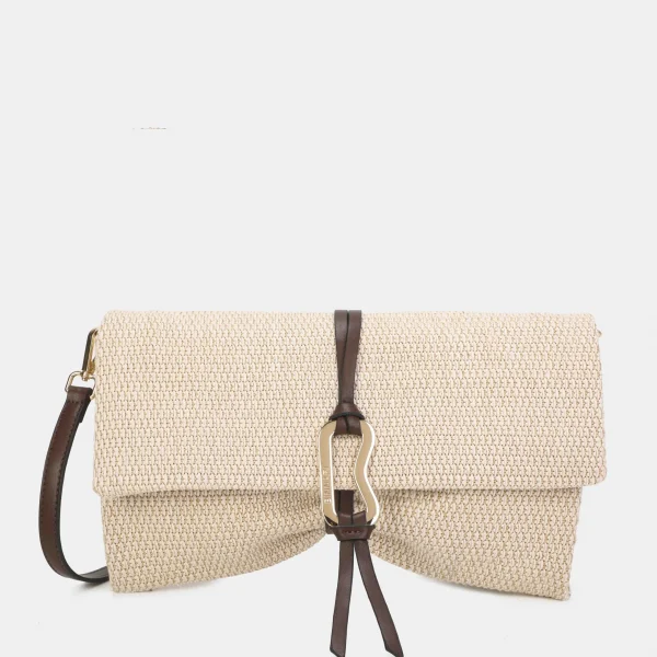 Cartera de mano tamaño mediano y confeccionada en rafia.  Puedes llevarla además de bandolera, ya que tiene un asa ajustable en su interior. Los detalles metálicos son de color oro claro. Medidas: 21*33*1