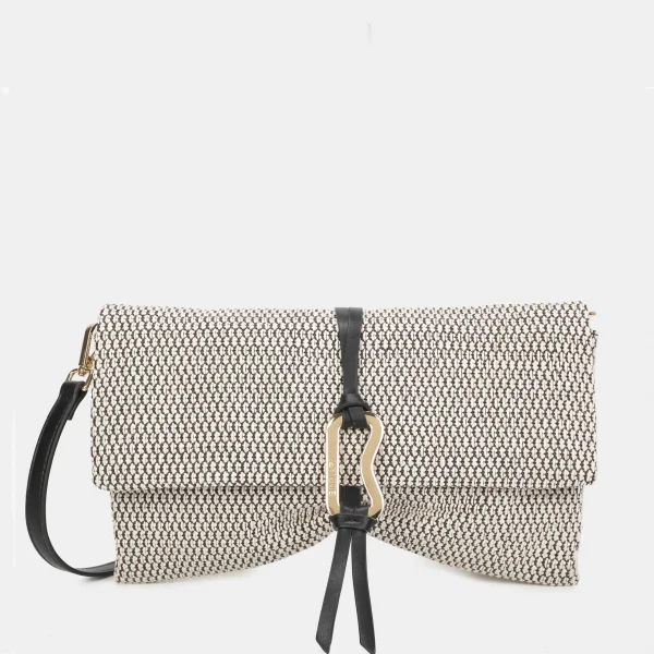 Cartera de mano tamaño mediano y confeccionada en rafia.  Puedes llevarla además de bandolera, ya que tiene un asa ajustable en su interior. Los detalles metálicos son de color oro claro. Medidas: 21*33*1