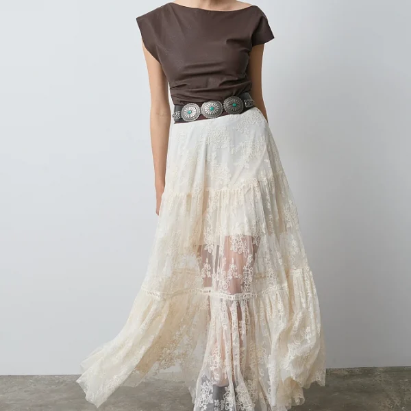 Falda larga de encaje, con cintura elástica y forro interior. semitransparente.