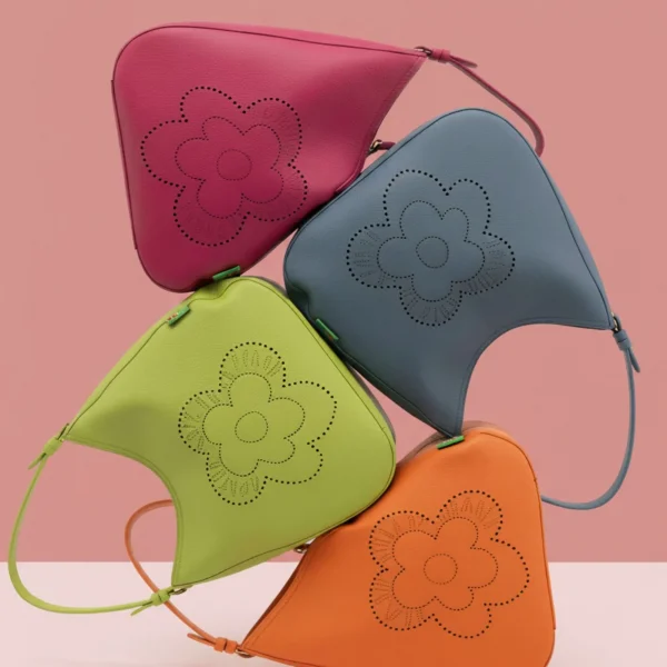 Este bolso formato hobo de Agatha Ruiz de la Prada está diseñado en piel sintética súper blandita, con un tacto suave y una caída natural que le da un estilo desenfadado y muy cómodo. Es un bolso blando y sin estructura, perfecto para llevar al hombro y adaptarse al movimiento del día a día. Su detalle protagonista es el logo de la flor de Agatha Ruiz de la Prada calado en el frontal, acompañado del logo de la marca, aportando un diseño reconocible y con personalidad sin resultar recargado. El calado añade un toque original y ligero que encaja perfectamente con el carácter fluido del bolso. Un modelo amplio, ligero y muy fácil de llevar, ideal para quienes buscan comodidad, suavidad y un diseño con identidad propia para uso diario. Medidas: 30*25*9