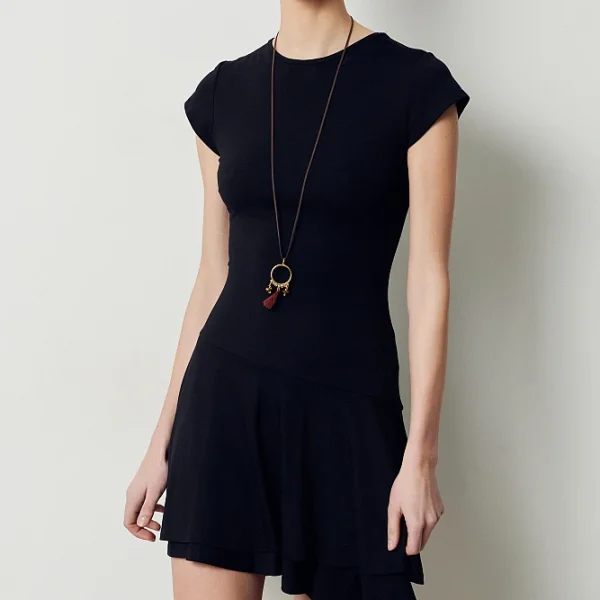 Vestido mini de manga corta y cuello redondo asimentrico, con volantes, corte recto.