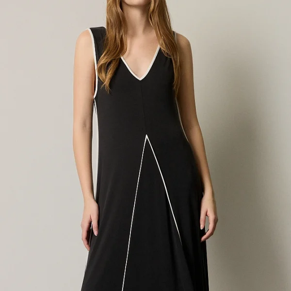 Vestido largo sin manga, con escote en pico y detalle de contrastes.