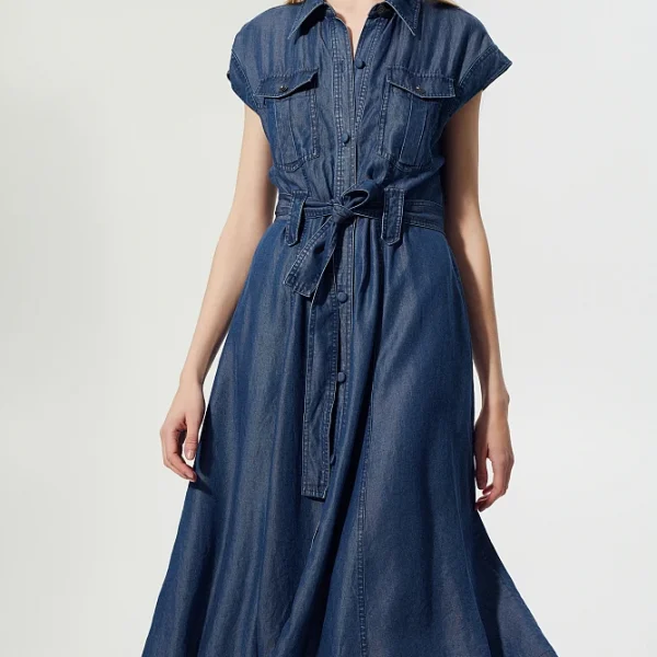 Vestido midi manga corta, , con cuello, cierre de botones y bolsillos.