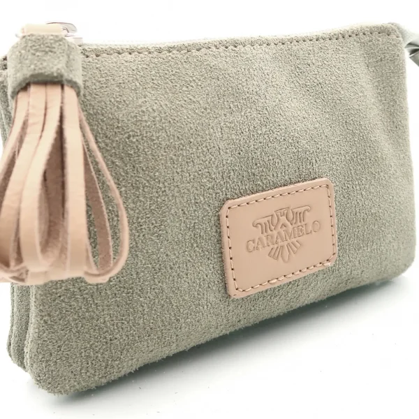 Monedero de piel de serraje con dos cremalleras y gran capacidad.